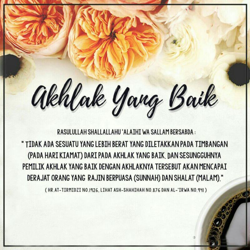 memiliki akhlak yang baik, salah satunya dengan menaati aturan- aturan sosial yang ada di masyarakat